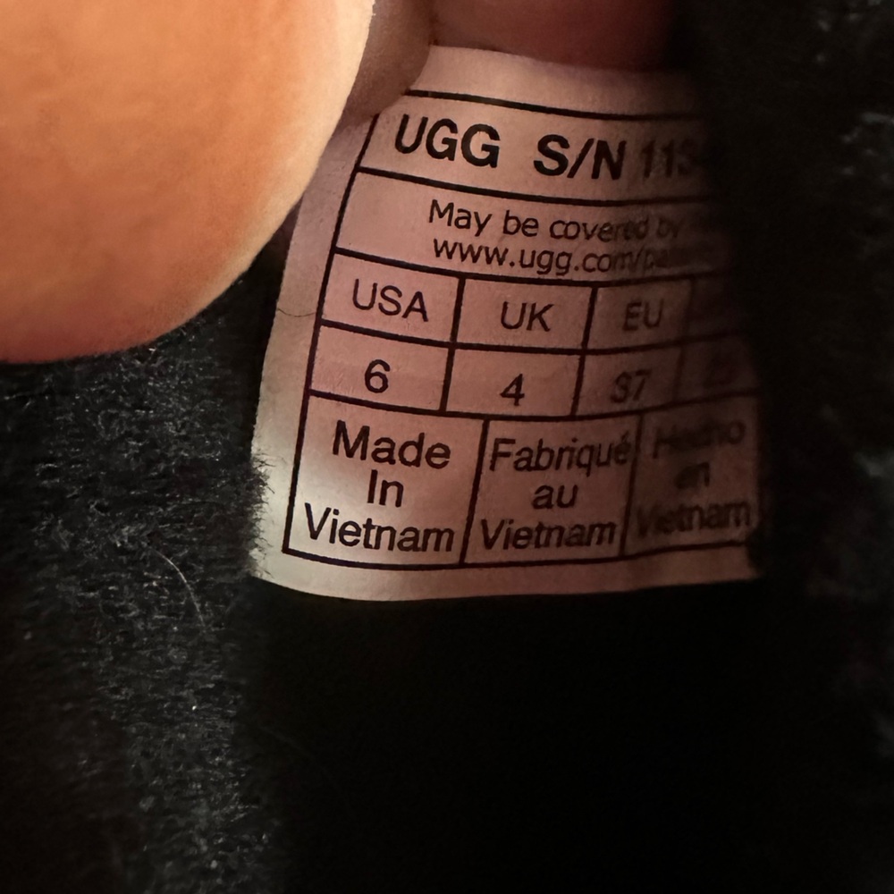 UGG Classic Classic Mini Platform boot in black.  Size 6.  Excellent condition. - Picture 10 of 14